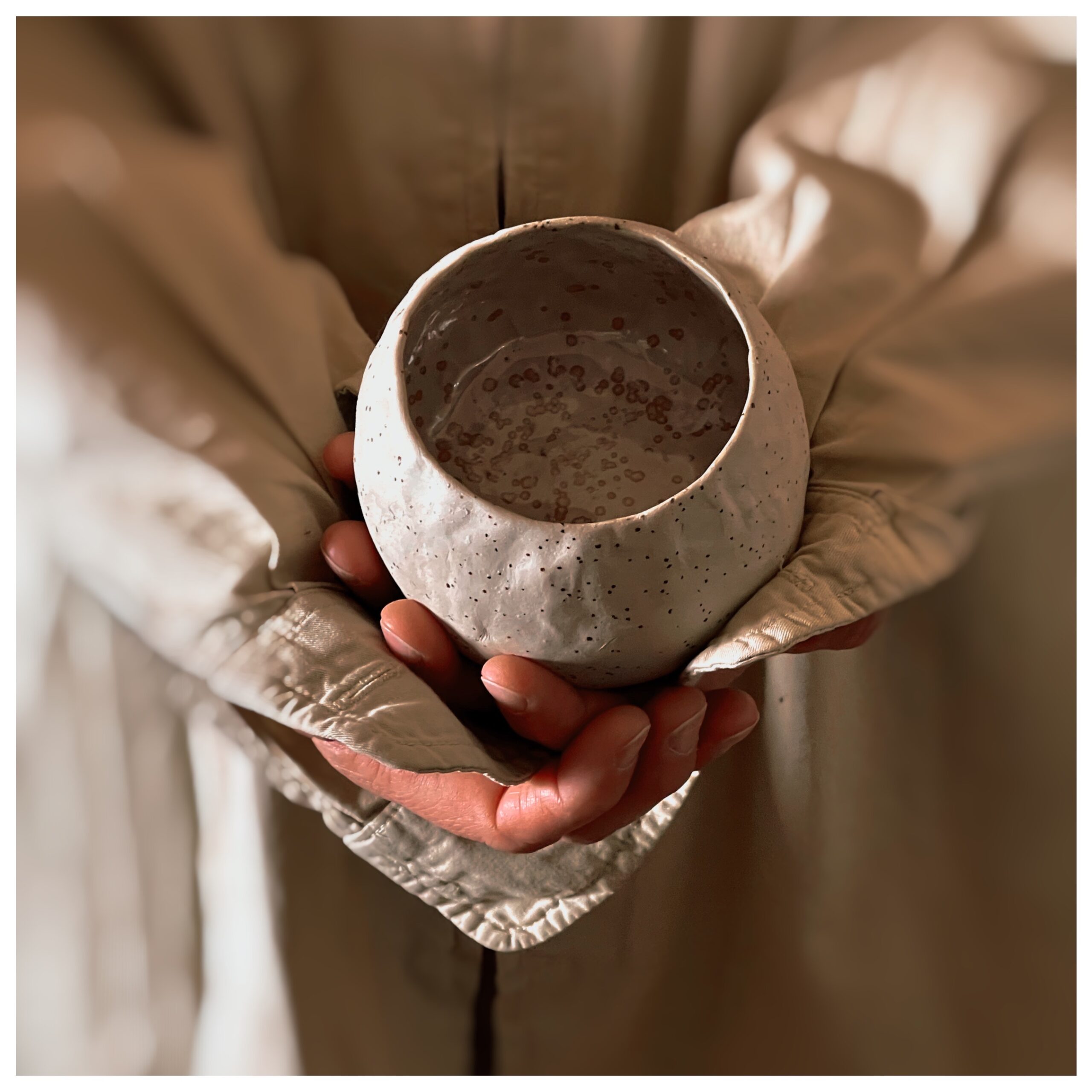 Tazza,coppa,tè,latte matcha in ceramica, gres crema e smalto rosa